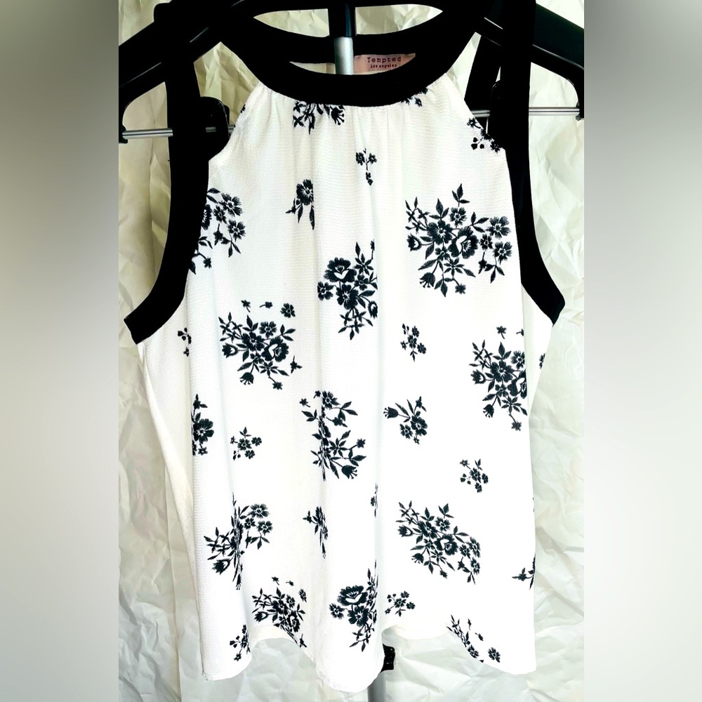 Black & White Sleeveless Floral Top | Size Jrs Large